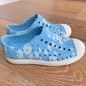 Native Shoes Jefferson. Daisy pattern / blue